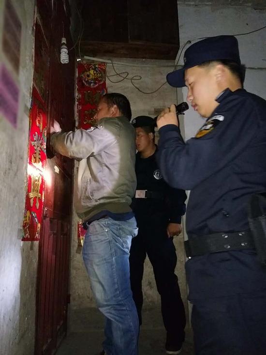 景德镇粗心妈妈误将幼女锁家中 民警全城寻开锁师傅开门